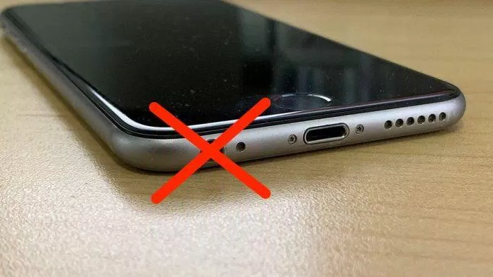 iPhone của Apple không có lỗ cắm 3,5 mm là điều rất bất tiện (Ảnh: Internet)