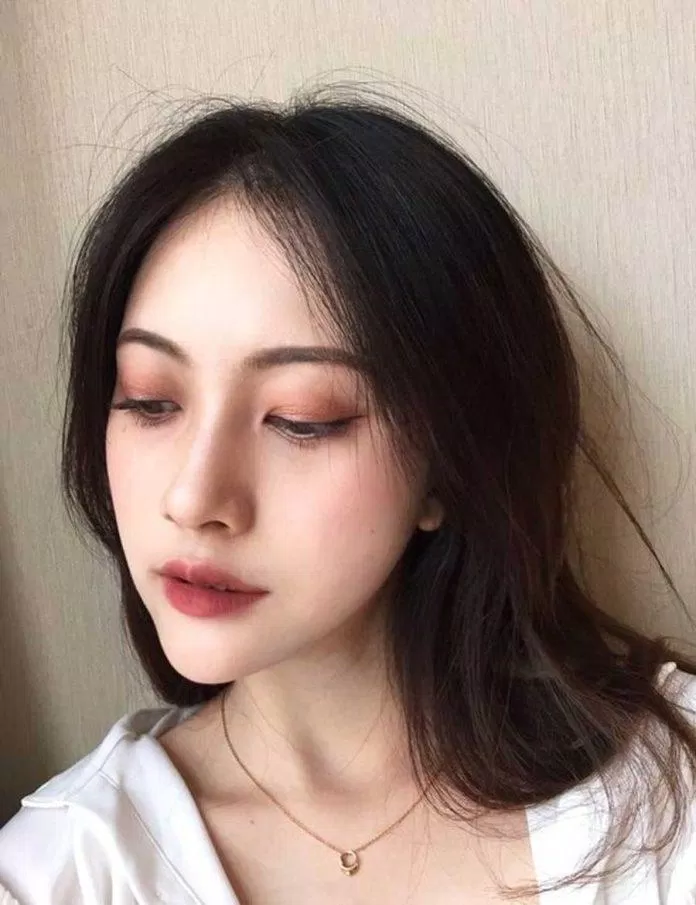 Sự đa năng của son màu đỏ đất là một điểm cộng to bự đó! (Nguồn: Internet).