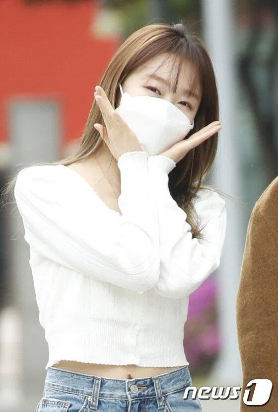 우주소녀(WJSN) 수빈이 22일 오전 서울 양천구 목동SBS에서 열린 라디오 ‘김영철의 파워FM(철파엠)’ 방송을 마치고 퇴근을 하며 인사를 하고 있다. 2021.4.22/뉴스1