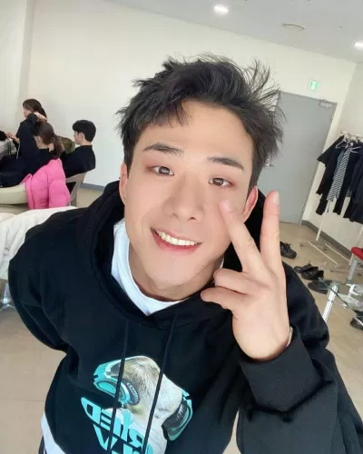 Tuy là backup dancer nhưng Hyun Seung cũng điển trai như nam idol (Ảnh: Internet)
