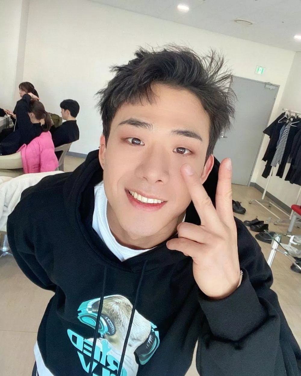 Tuy là backup dancer nhưng Hyun Seung cũng điển trai như nam idol (Ảnh: Internet)