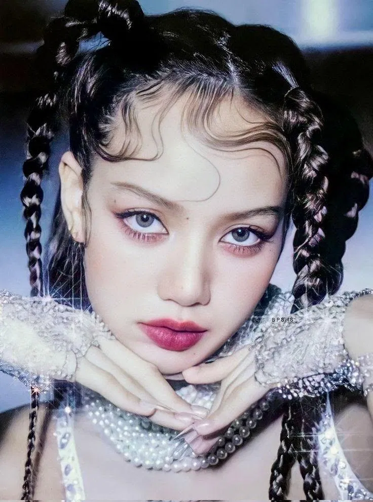 Hình ảnh Lisa trong đợt quảng bá ca khúc solo (Ảnh: Internet)