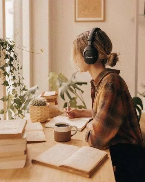 Nghe Podcast trước khi học cũng là một cách khởi động trí não hiệu quả. (Nguồn ảnh: Internet)