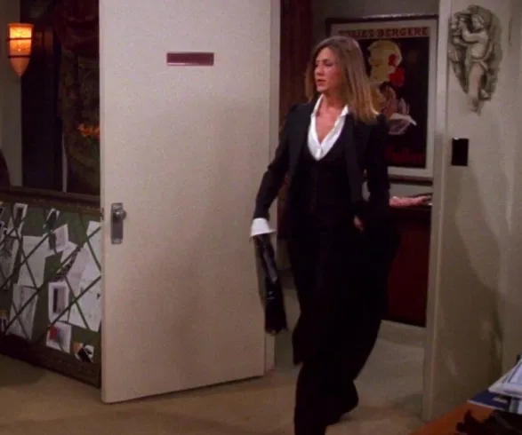 Rachel trong set đồ công sở (Nguồn: Internet)