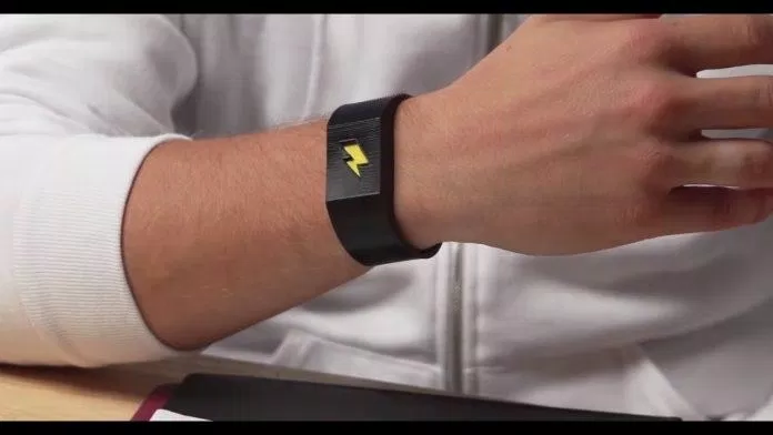 Chiếc vòng đeo tay có khả năng chích điện để nhắc nhở người dùng (Ảnh: Internet)