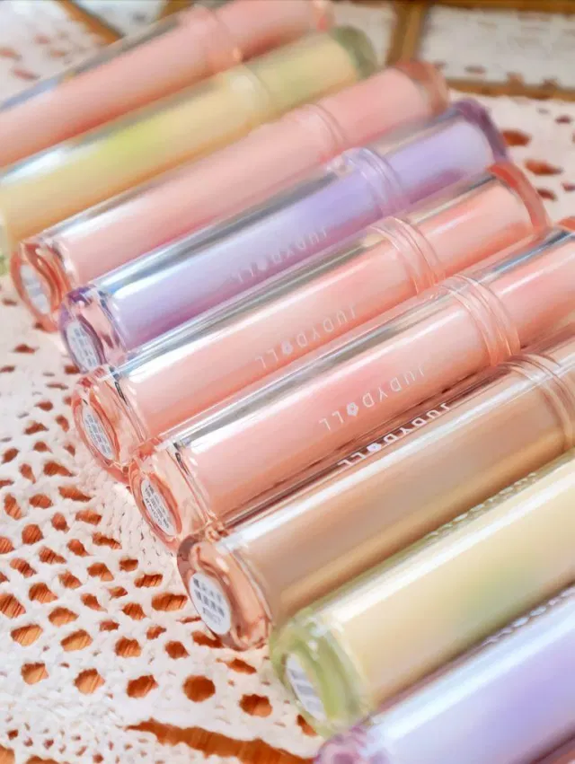 Sản phẩm son tint bóng Judydoll Ice Tea Mirror có thiết kế đáng yêu và trong trẻo như những viên thạch (Ảnh: internet) Sản phẩm son tint bóng Judydoll Ice Tea Mirror có thiết kế đáng yêu và trong trẻo như những viên thạch (Ảnh: internet)