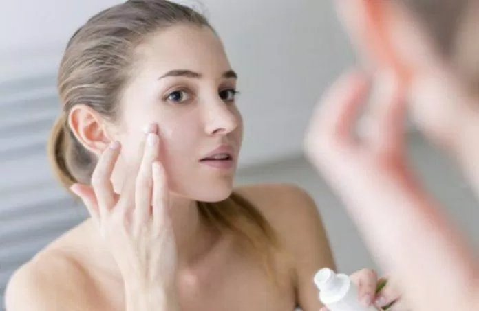 Mách bạn chu trình skincare mùa đông giúp da luôn ẩm mịn trong tiết trời hanh khô - Kiến thức mới 2024 14 Bước 4- Sử dụng mỹ phẩm có khả năng dưỡng và đặc trị khác(Nguồn: Internet)