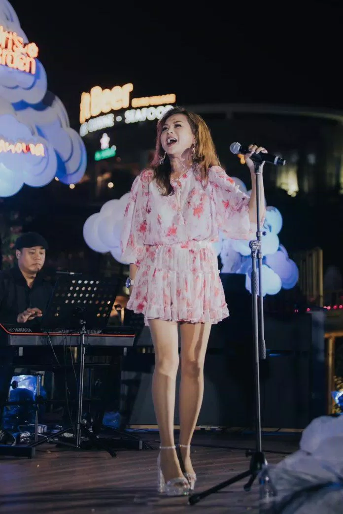 Hiện tại cô không còn ăn mặc quá táo bạo hay gợi cảm như ngày xưa. (Nguồn: Facebook)