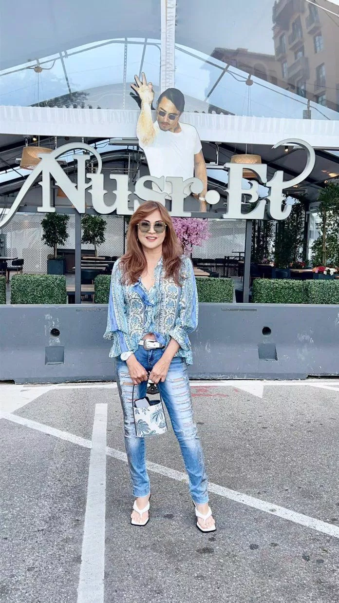 Các bộ trang phục đời thường của cô vẫn toát lên được sự sang trọng. (Nguồn: Facebook)