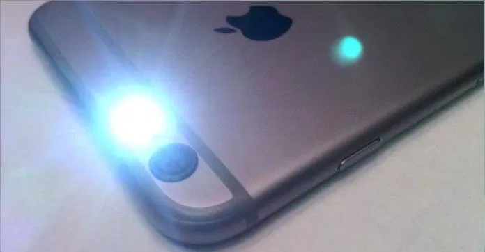 Bạn có thắc mắc làm thế nào để giảm đèn flash của iPhone? (Ảnh: Internet)
