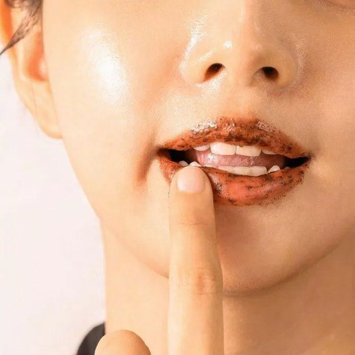 Đừng quên tẩy da chết để môi luôn mềm mại và mịn màng nhé (nguồn: internet)