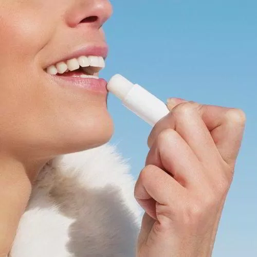 Son dưỡng môi có chứa SPF giúp làn da tránh xa thâm sạm (Nguồn: Internet)