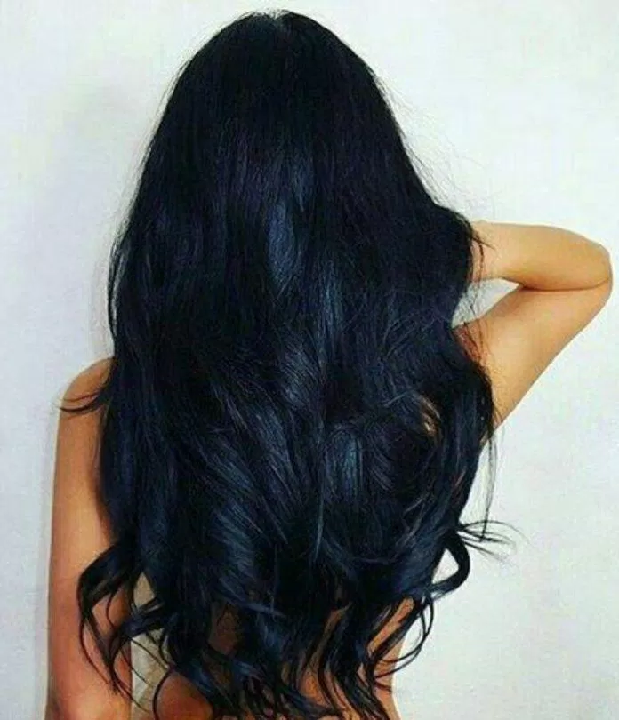 Tone xanh, đặc biệt là xanh đen có thể hợp da ngăm hơn bạn nghĩ (ảnh: internet)