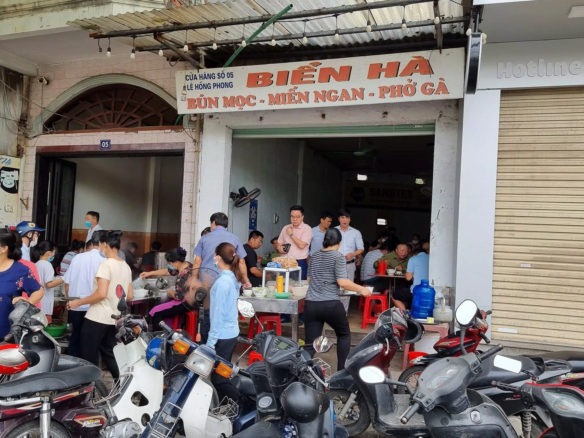 15 quán ăn ngon ở Ninh Bình: Ăn gì ở đất cố đô? ăn đêm ăn ngon BlogAnChoi Bún Mọc Biển Hà chè ngon Chookie s Beer Garden Dong Minh Restaurant Dũng Phố Núi Gogi house Kichi Kichi nhà hàng Nhà hàng Tam Gia Trang Nhà hàng Vũ Bảo Ninh Bình Pyzzi Pizza Restaurant quán ăn quán ăn đêm quán ăn ngon quán ăn ngon ở Ninh Bình quán Đức Trọc quán nướng quán phở Restaurant Trung Tuyết Restaurant Trung Tuyết No1 Tripadvisor Sochu BBQ Restaurant thành phố thịt dê Chính Thư thịt nướng thông tin