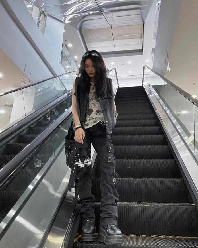 Set đồ cá tính bụi bặm của Trang (Nguồn: Instagram)