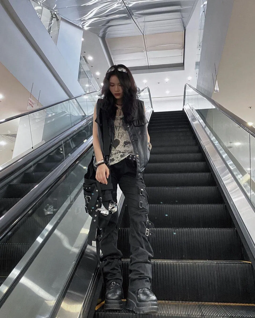 Set đồ cá tính bụi bặm của Trang (Nguồn: Instagram)