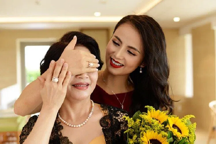 Trang sức cao cấp tặng quà 20 10 cho mẹ (Ảnh: internet)