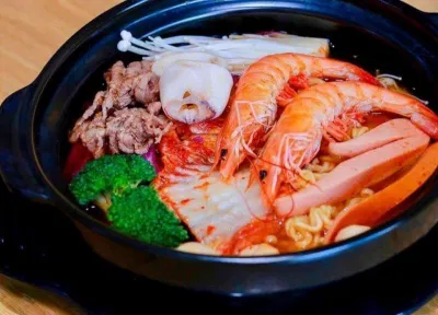 Tổng hợp một số kiểu trang trí mì cay (Nguồn: Internet) Tổng hợp một số kiểu trang trí mì cay (Nguồn: Internet)
