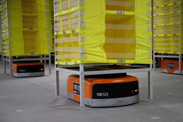 Các robot vận chuyển hàng trong kho (Ảnh: Internet)