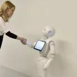 Robot và con người sẽ phát triển cùng nhau chứ không phải đối đầu (Ảnh: Internet)