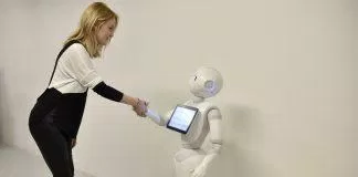 Robot và con người sẽ phát triển cùng nhau chứ không phải đối đầu (Ảnh: Internet)