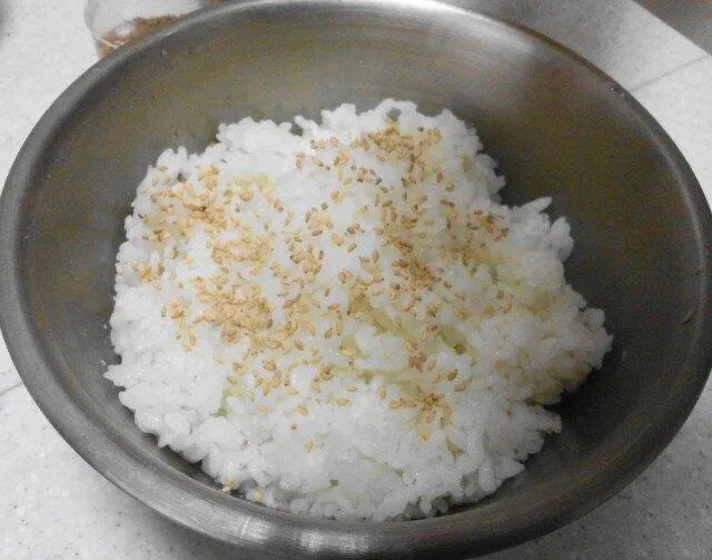 Trộn cơm với dầu mè, mè trắng. Ảnh: internet