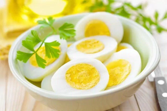 Trứng luộc – món ăn nhẹ lành mạnh khi đói bụng vào ban đêm (Ảnh: Internet)