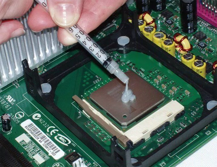 Dùng keo tản nhiệt cho CPU (Ảnh: Internet) Dùng keo tản nhiệt cho CPU (Ảnh: Internet)