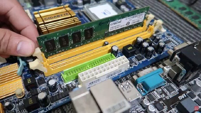 Lắp RAM cho máy (Ảnh: Internet) Lắp RAM cho máy (Ảnh: Internet)