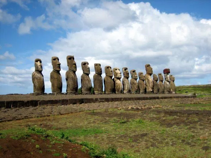 Dãy tượng Moai duy nhất hướng ra biển (Nguồn: Internet)