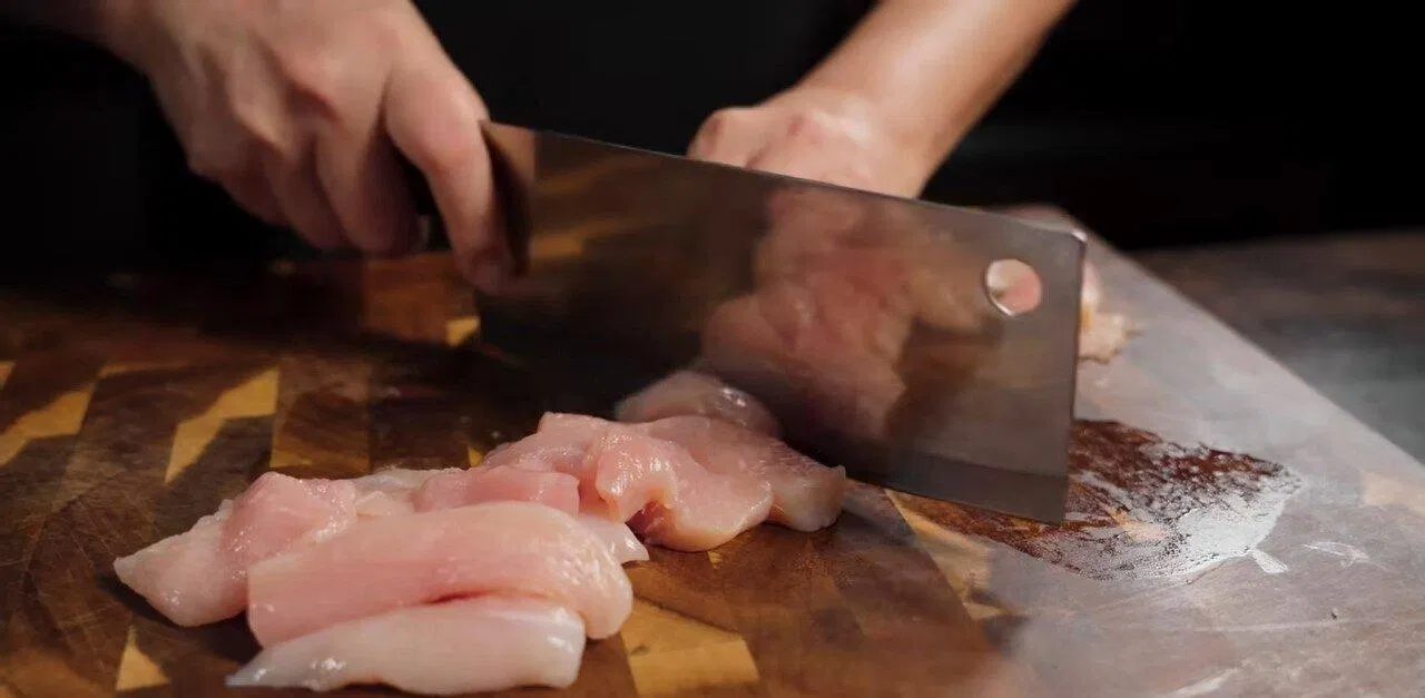 Cắt miếng vừa ăn (Ảnh YouTube: Cô Ba Bình Dương). Cắt miếng vừa ăn (Ảnh YouTube: Cô Ba Bình Dương).