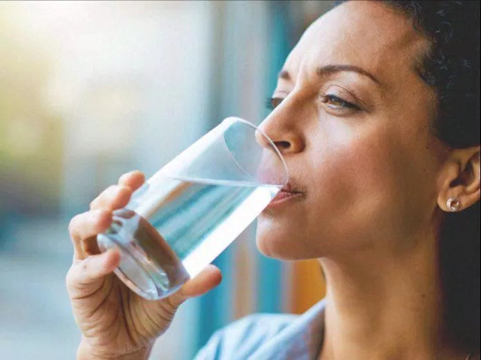 Uống nước nhiều có thể giúp điều chỉnh lượng đường trong máu (Ảnh: Internet)
