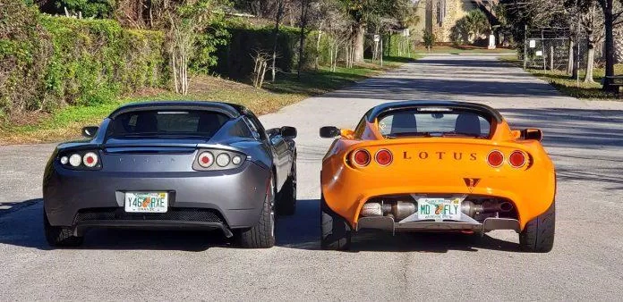 Xe điện Tesla Roadster và xe xăng Lotus Elise gần như giống hệt nhau (Ảnh: Internet)