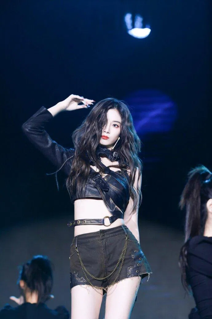Từ Nghệ Dương khoe body chuẩn trong vũ đạo ca khúc mới (Ảnh: Internet) Từ Nghệ Dương khoe body chuẩn trong vũ đạo ca khúc mới (Ảnh: Internet)