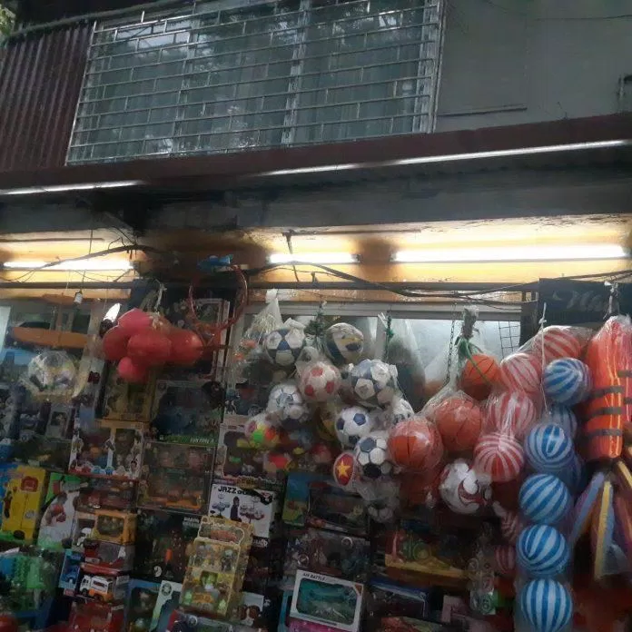 Cửa hàng đồ chơi nằm trên khu tập thể Nghĩa Tân, Cầu Giấy (Ảnh: Van Le)