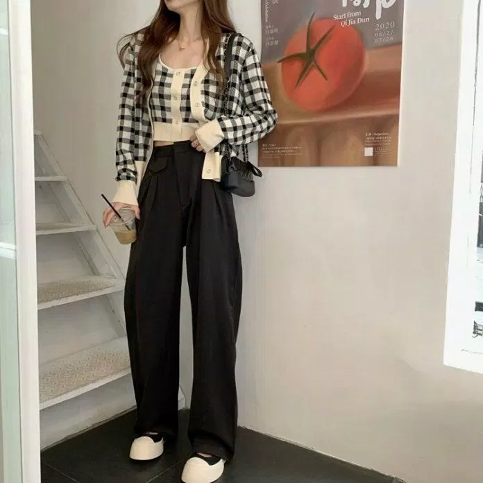 Set áo cardigan mix cùng quần suông đen (Nguồn: Internet) Set áo cardigan mix cùng quần suông đen (Nguồn: Internet)
