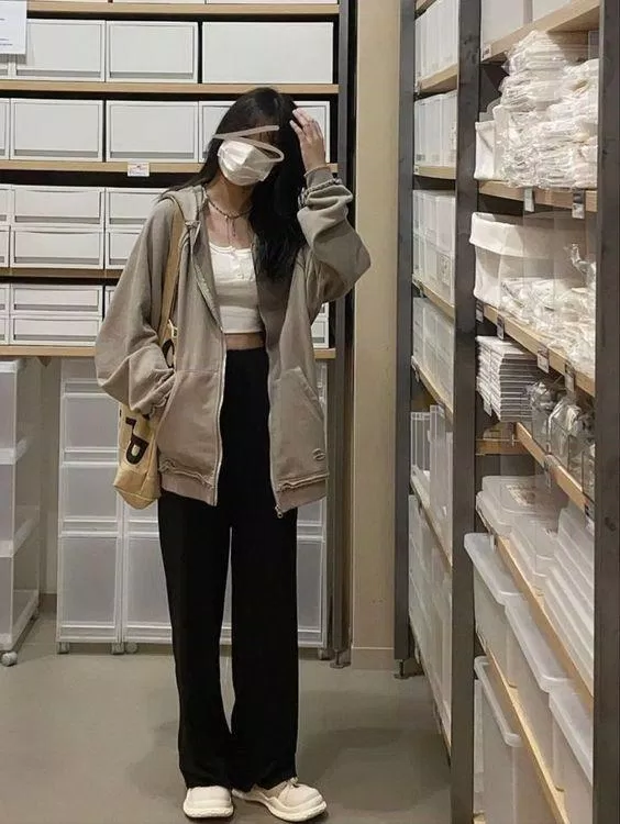 Quần vải suôn mix cùng áo hoodie zip (Nguồn: Internet) Quần vải suôn mix cùng áo hoodie zip (Nguồn: Internet)