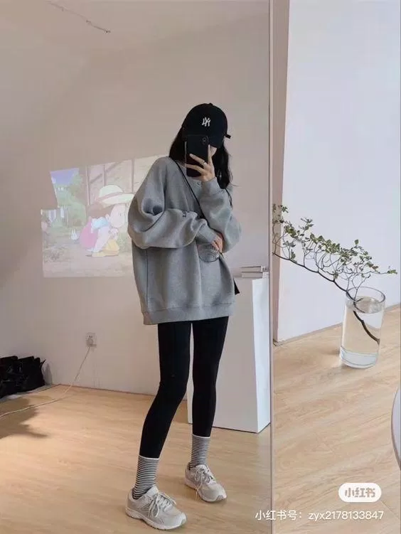 Chọn áo rộng để mix cùng quần legging (Nguồn: Internet) Chọn áo rộng để mix cùng quần legging (Nguồn: Internet)