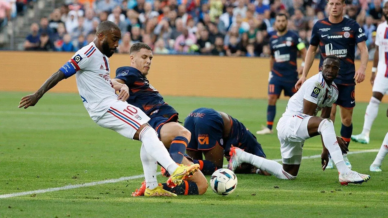 Alexandre Lacazette nổ súng giúp Lyon thoát thua (Ảnh: Internet)