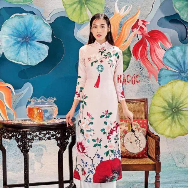 Họa tiết trên vạt áo được chăm chút kĩ càng