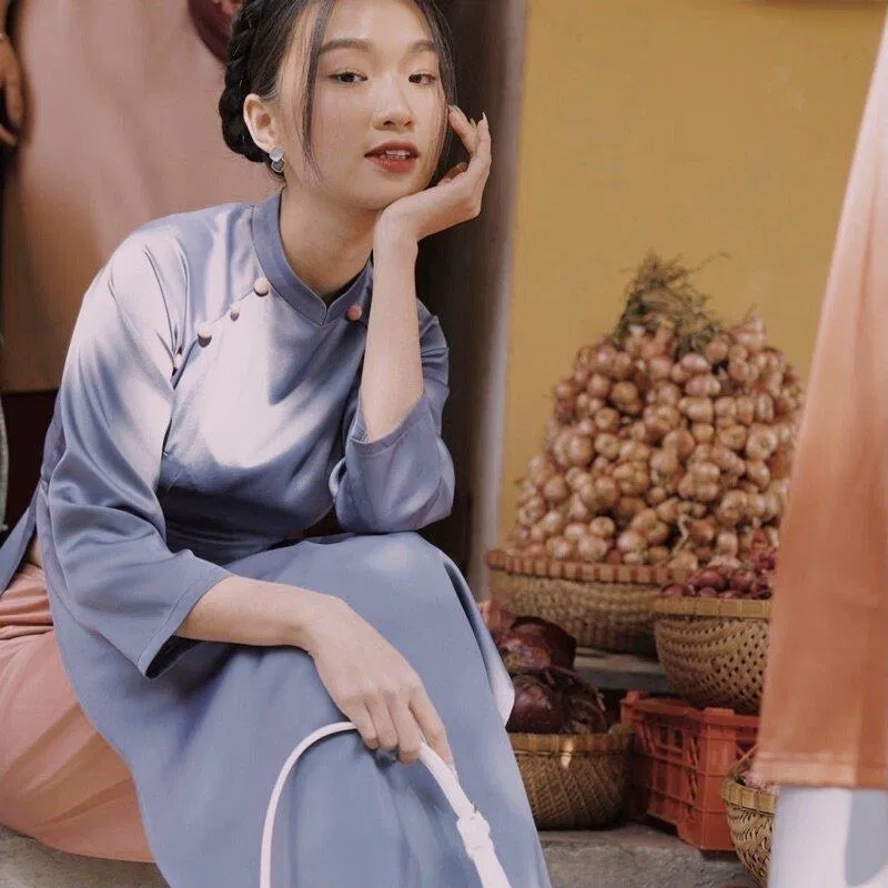 Xuống phố nhẹ nhàng cùng chiếc áo dài tím mộng mơ