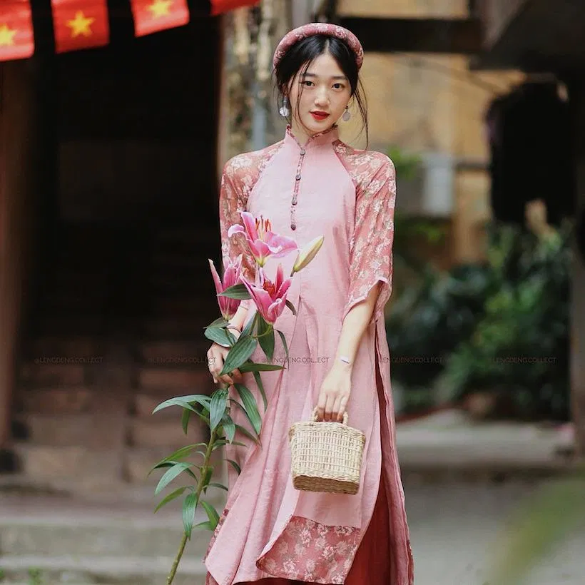 Với chất liệu tơ xước khiến tà áo dài càng trở nên nhẹ nhàng, dịu dàng