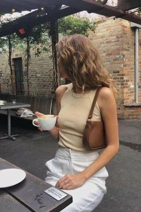 Áo tanktop màu nâu nhạt (Nguồn: Internet)