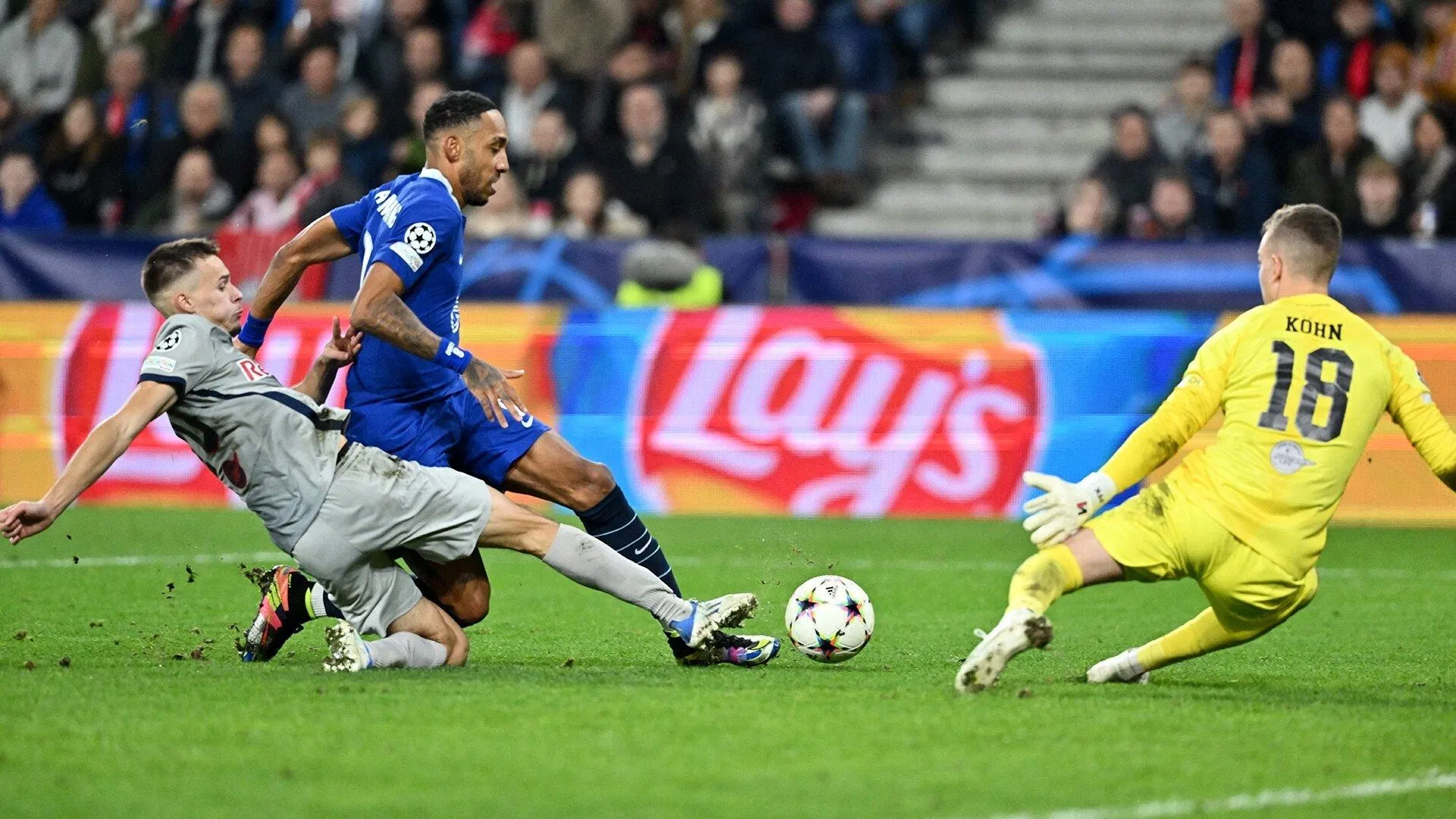 Aubameyang liên tục tỏ ra vô duyên ở đấu trường Champions League (Ảnh: Internet) Aubameyang liên tục tỏ ra vô duyên ở đấu trường Champions League (Ảnh: Internet)