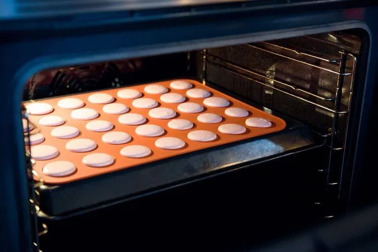 Vỏ bánh Macaron được nướng. (Nguồn: Internet) Vỏ bánh Macaron được nướng. (Nguồn: Internet)