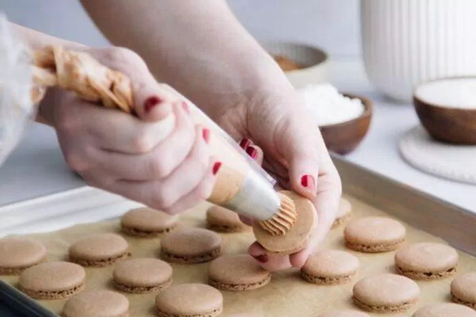 Vỏ bánh macaron sẽ được cho phần nhân vào và úp thêm một vỏ bánh nữa để thành phẩm. (Nguồn: Internet) Vỏ bánh macaron sẽ được cho phần nhân vào và úp thêm một vỏ bánh nữa để thành phẩm. (Nguồn: Internet)
