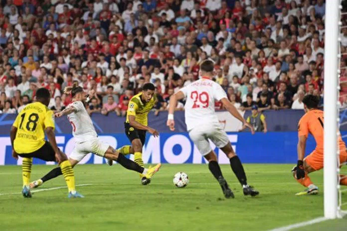 Bellingham có một trận đấu xuất sắc khi góp công vào chiến thắng của Dortmund trước Sevilla với 1 bàn thắng và 1 kiến tạo (Ảnh: Internet)