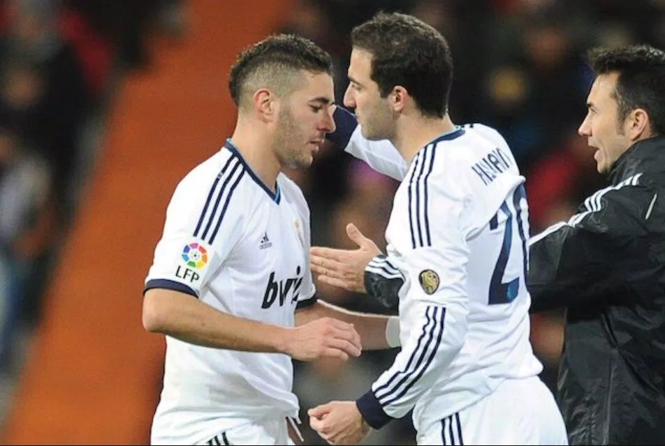 Benzema liên tục phải ngồi dự bị cho Higuain lúc đó đang là cây săn bàn số 1 cho Real (Ảnh: Internet) Benzema liên tục phải ngồi dự bị cho Higuain lúc đó đang là cây săn bàn số 1 cho Real (Ảnh: Internet)