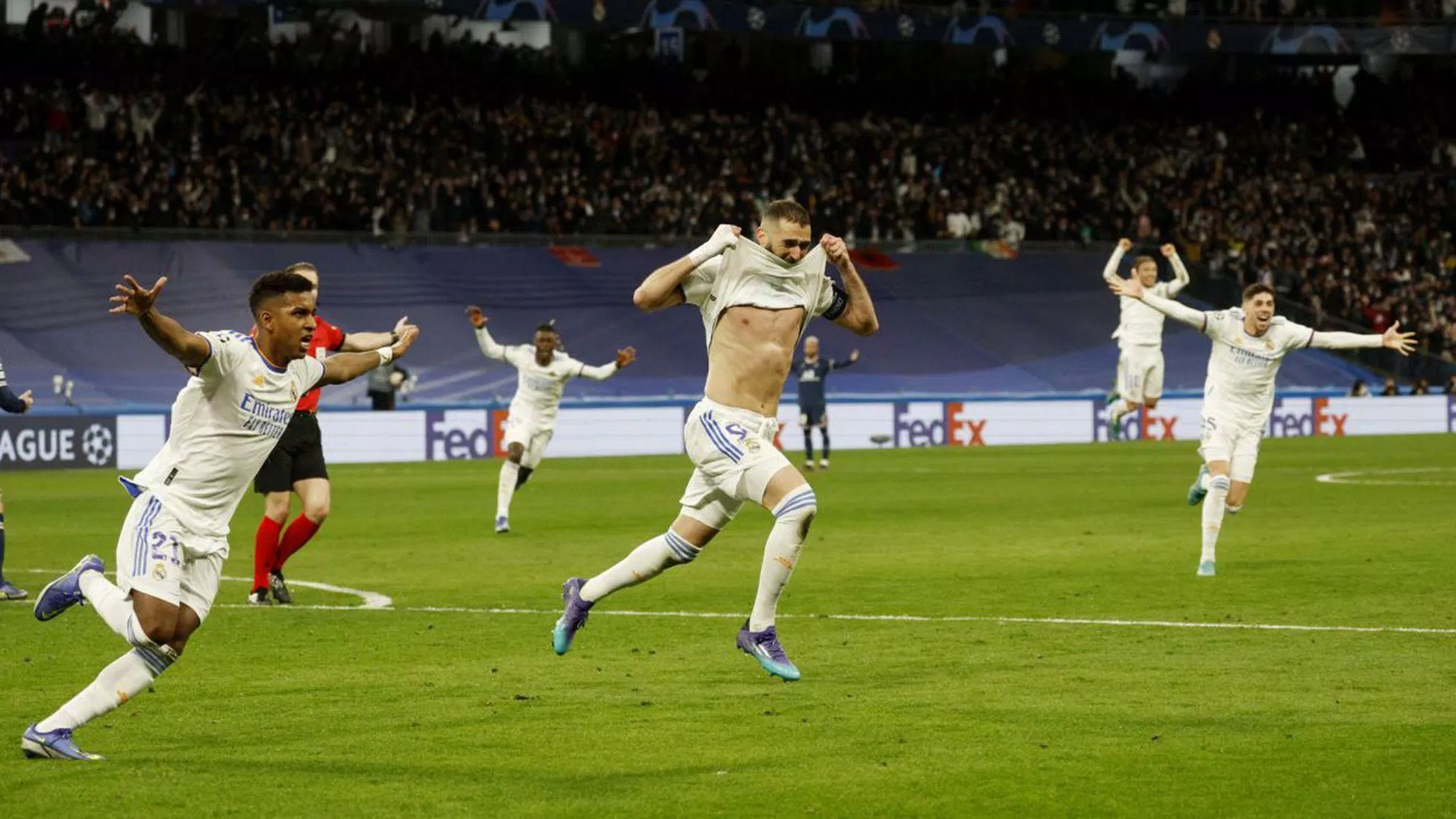 Cú hat-trick thần thánh của Benzema vào lưới PSG đã giúp Real làm nên lịch sử ở mùa giải 2021-2022 (Ảnh: Internet)