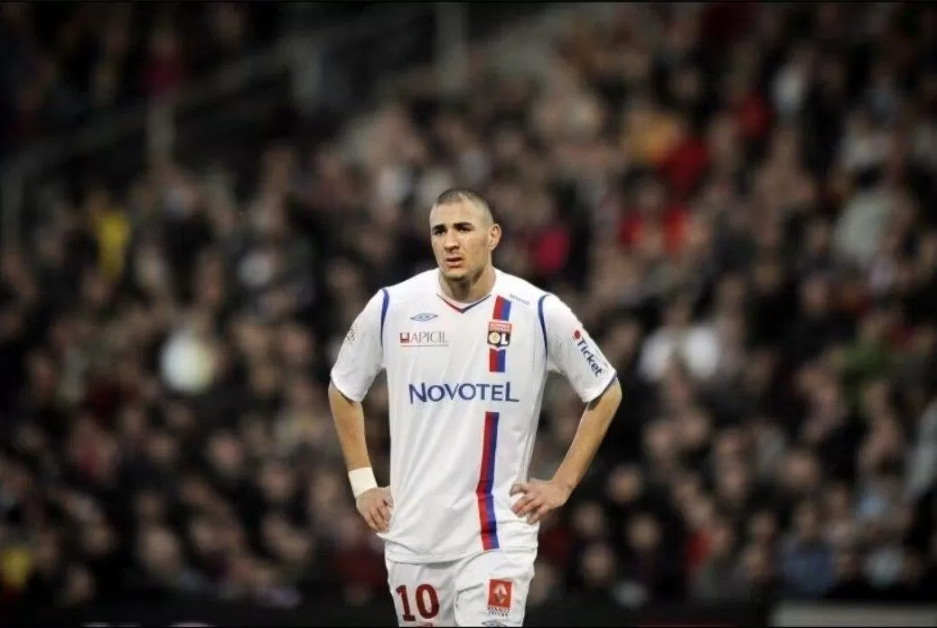 Benzema có mùa giải cuối cùng tại Lyon vào năm 2009 và chuyển sang thi đấu cho Real (Ảnh: Internet) Benzema có mùa giải cuối cùng tại Lyon vào năm 2009 và chuyển sang thi đấu cho Real (Ảnh: Internet)